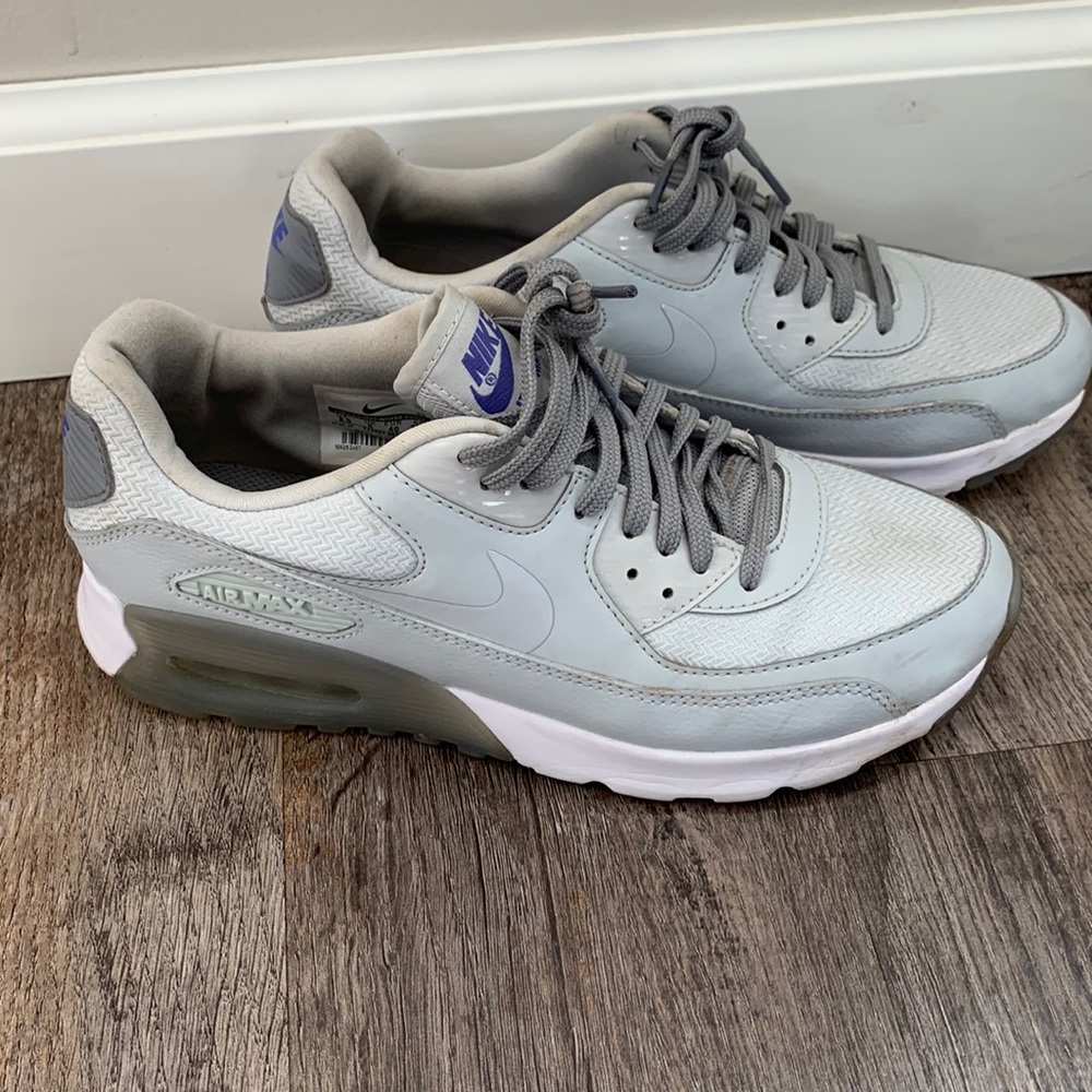 Woman’s Nike air max